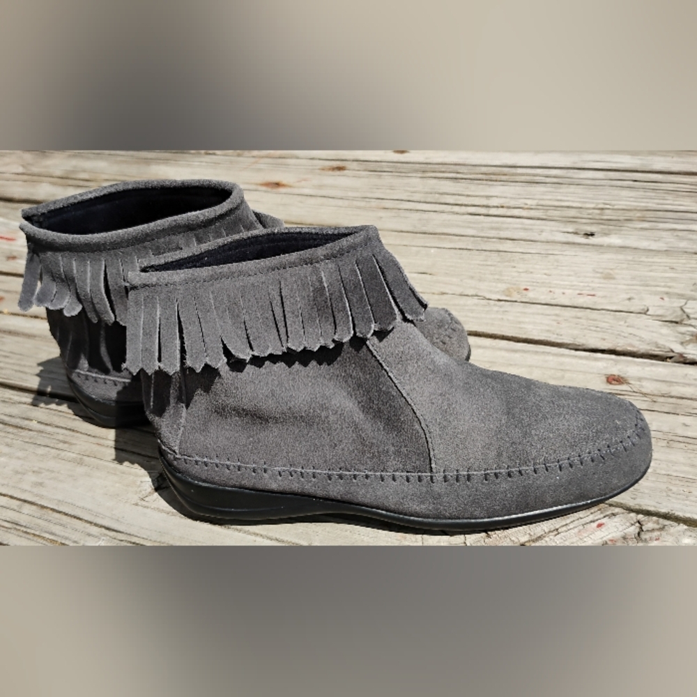Native Woman's Leather Moccasins Comfort Ease Grey Sz 7.5 Zipper Fridged